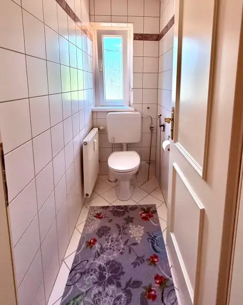 Separates WC mit Fenster