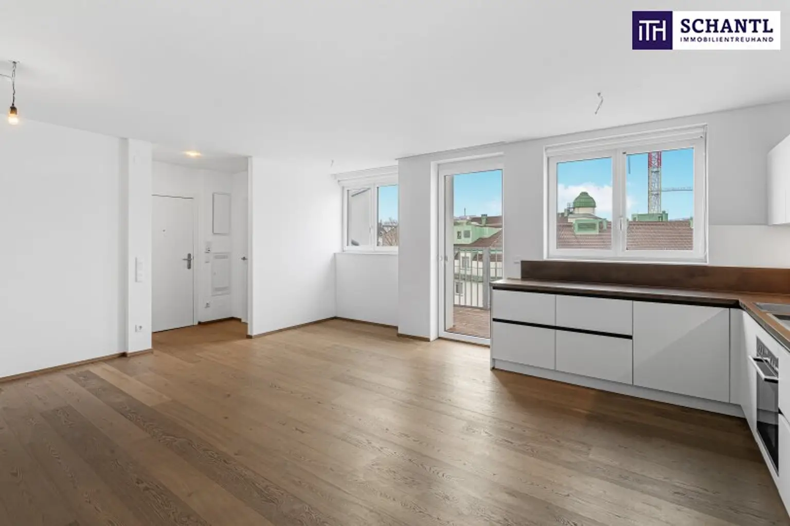 Wohn-, Essbereich, Küche, Zugang zum Balkon