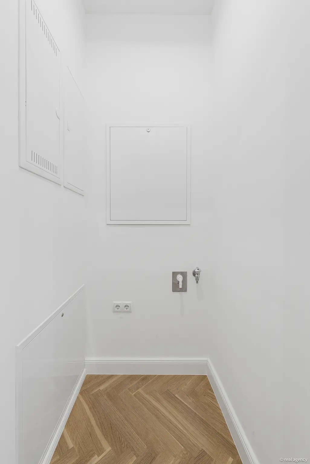 EIN WIENER ALTBAU, ZEITGEMÄSS GEDACHT