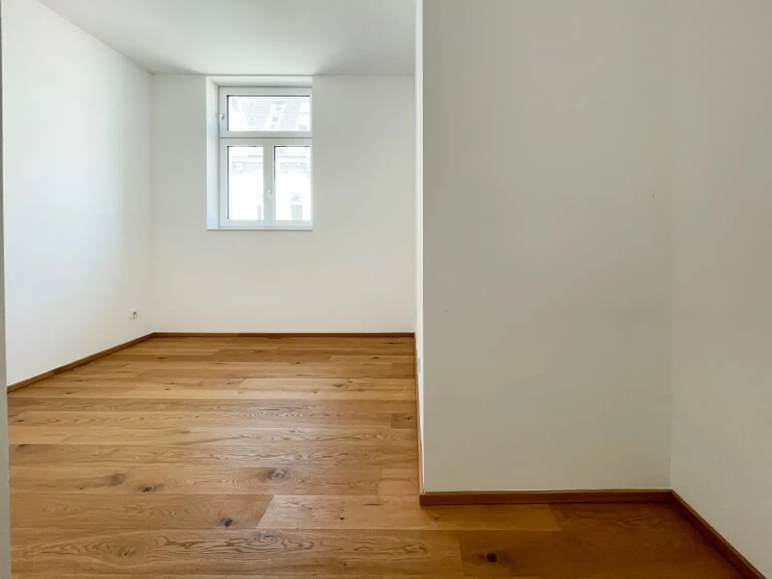 NÄHE NASCHMARKT: DG-AUSBAU IM ALTBAU - U4 Pilgramgasse - 3-Zimmerwohnung mit hofseitigem Balkon