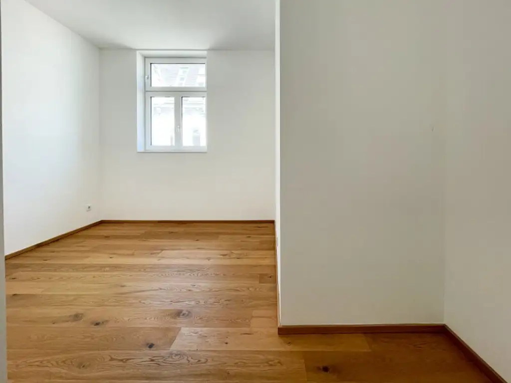 NÄHE NASCHMARKT: DG-AUSBAU IM ALTBAU - U4 Pilgramgasse - 3-Zimmerwohnung mit hofseitigem Balkon
