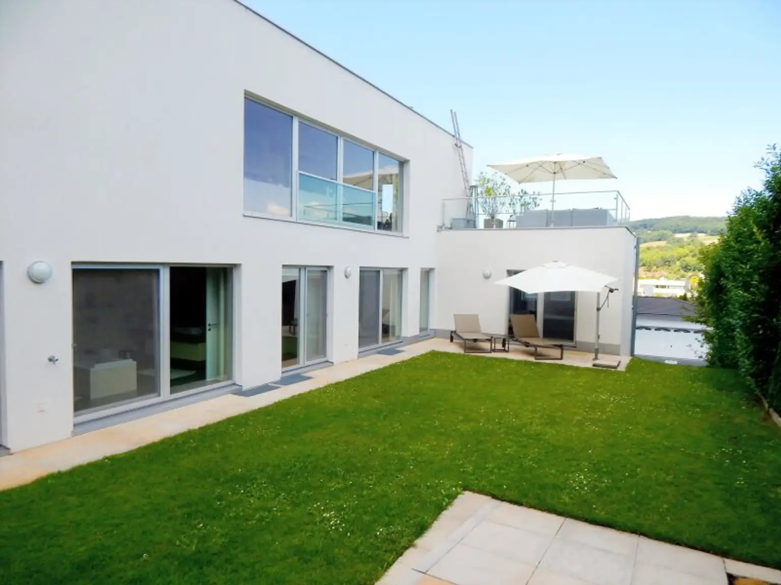 "Wohntraum" Villa mit Pool - Fernblick und direkten Zugang zum Wald