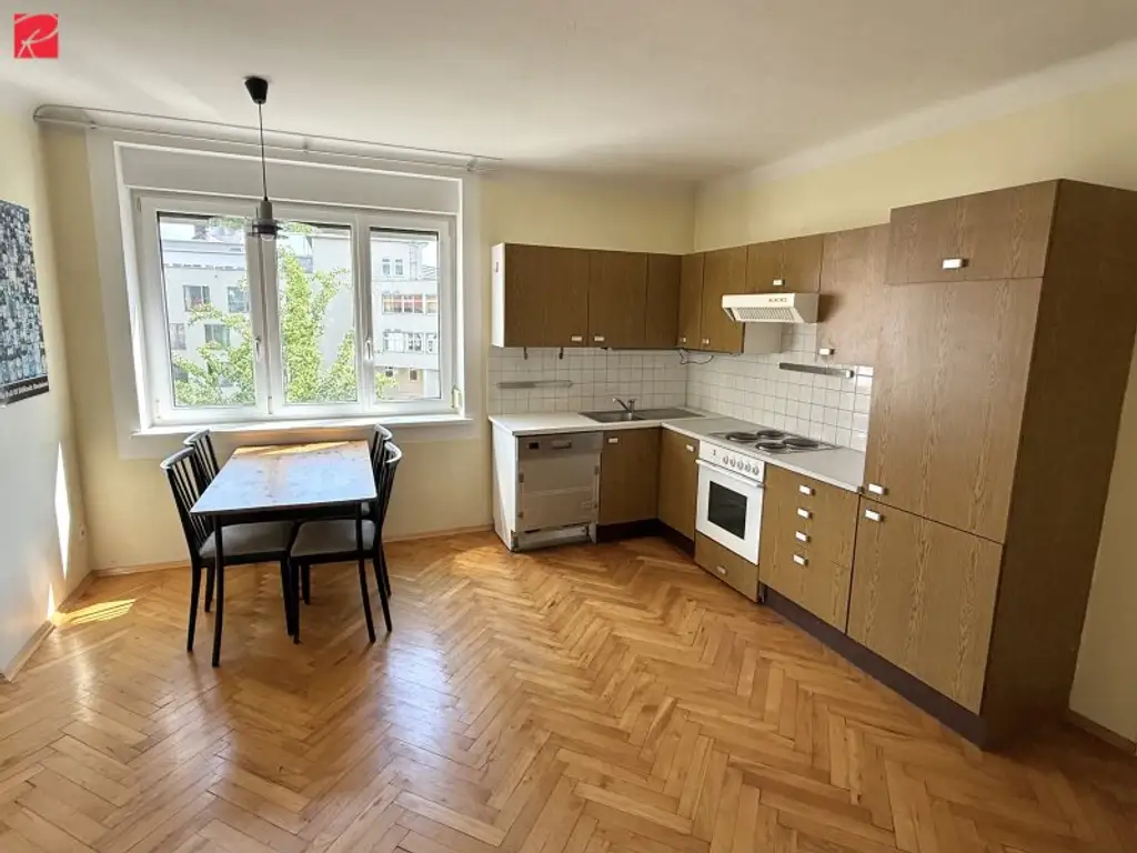 Schlossbergblick: Heller Altbau in Bestlage!