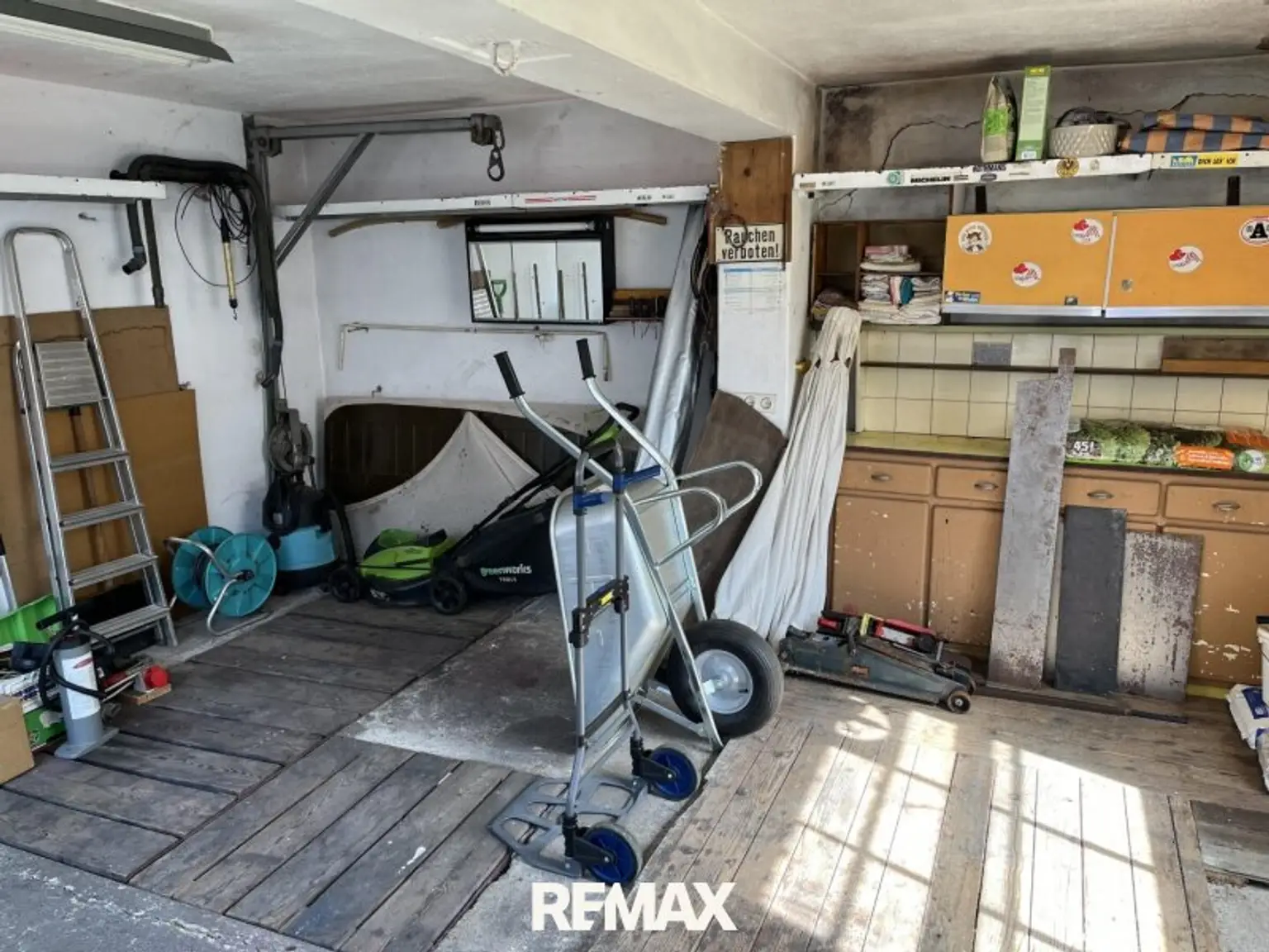 Garage u. Nebenraum ca. 16 m²
