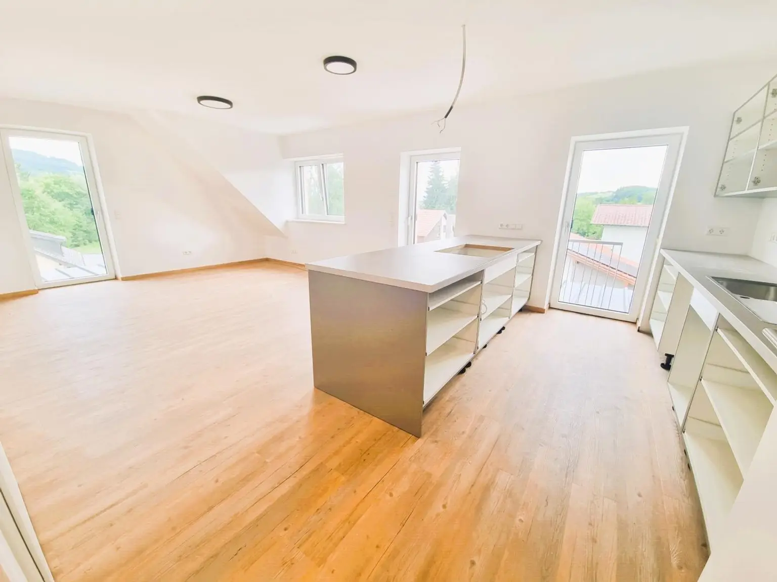 Erstbezug über den Dächern – 2-Zimmer-Dachgeschosswohnung mit zwei Balkonen & Stil