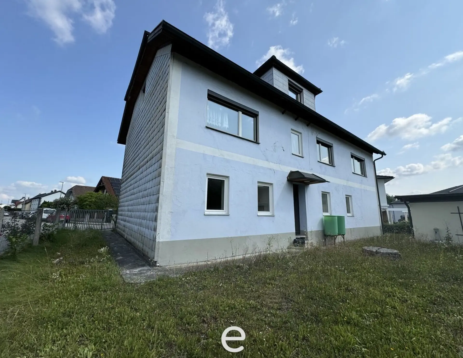 Großfamilien Aufgepasst! Mehrfamilienhaus mit Großzügigem Grundstück in Wels/Pernau!