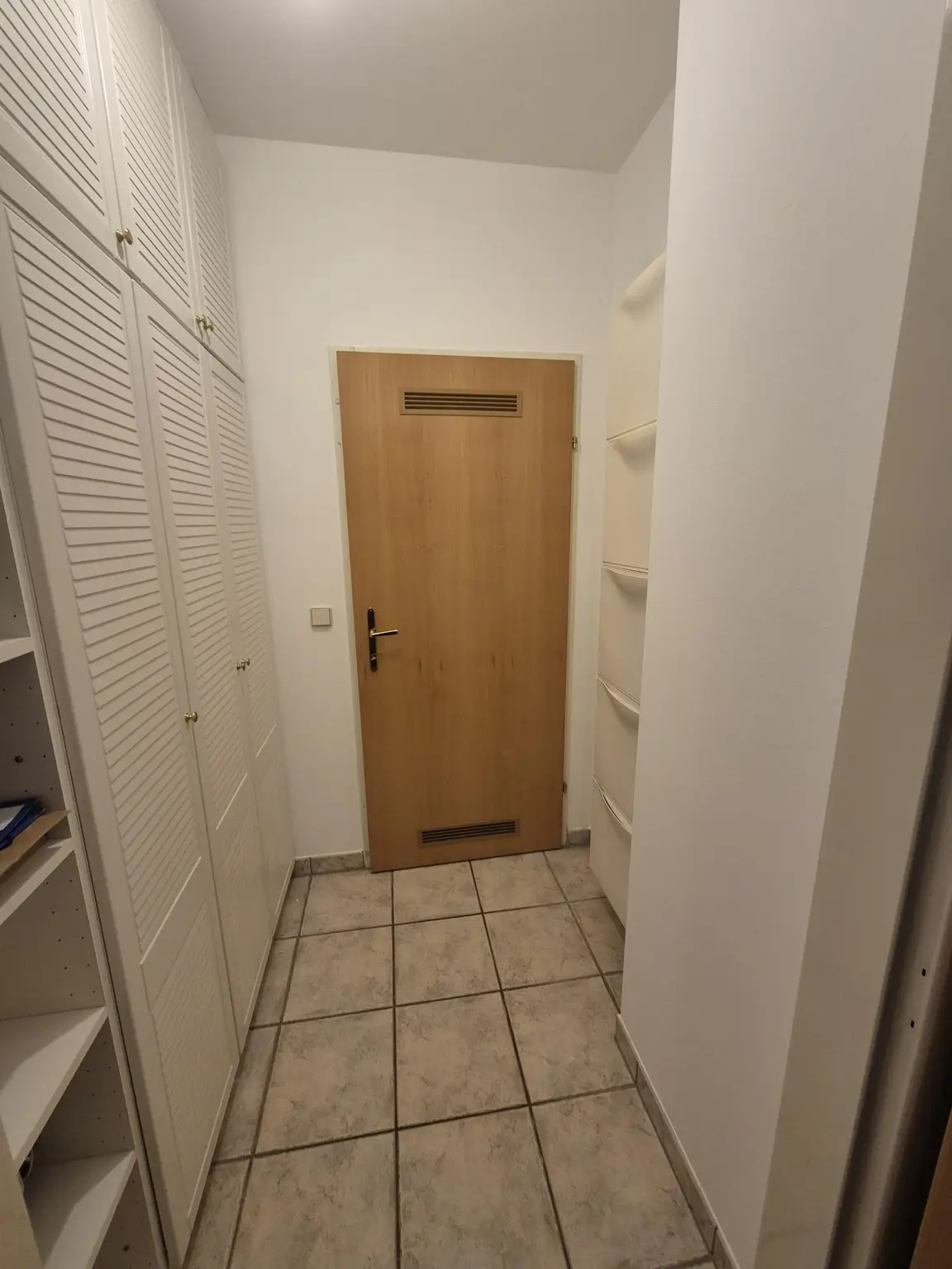GUT GESCHNITTENE HELLE 2 ZIMMER WOHNUNG MIT LOGGIA UND KFZ-ABSTELLPLATZ