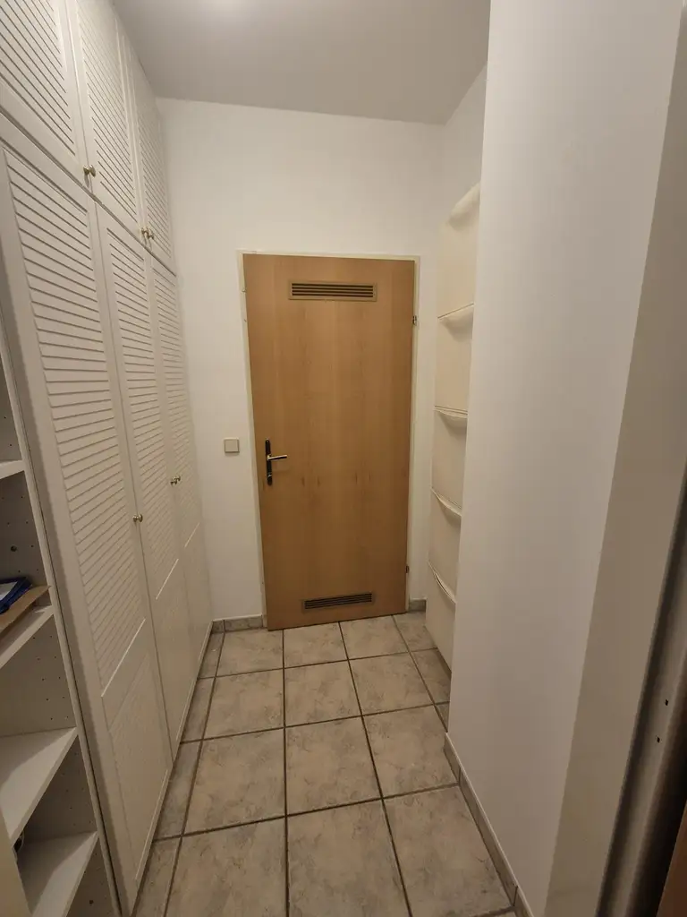 GUT GESCHNITTENE HELLE 2 ZIMMER WOHNUNG MIT LOGGIA UND KFZ-ABSTELLPLATZ