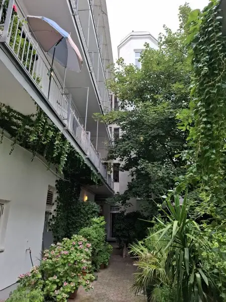 Mittelzinshaus mit strukturierter Fassade in Kaisermühlen - UNO-City/Alte Donau