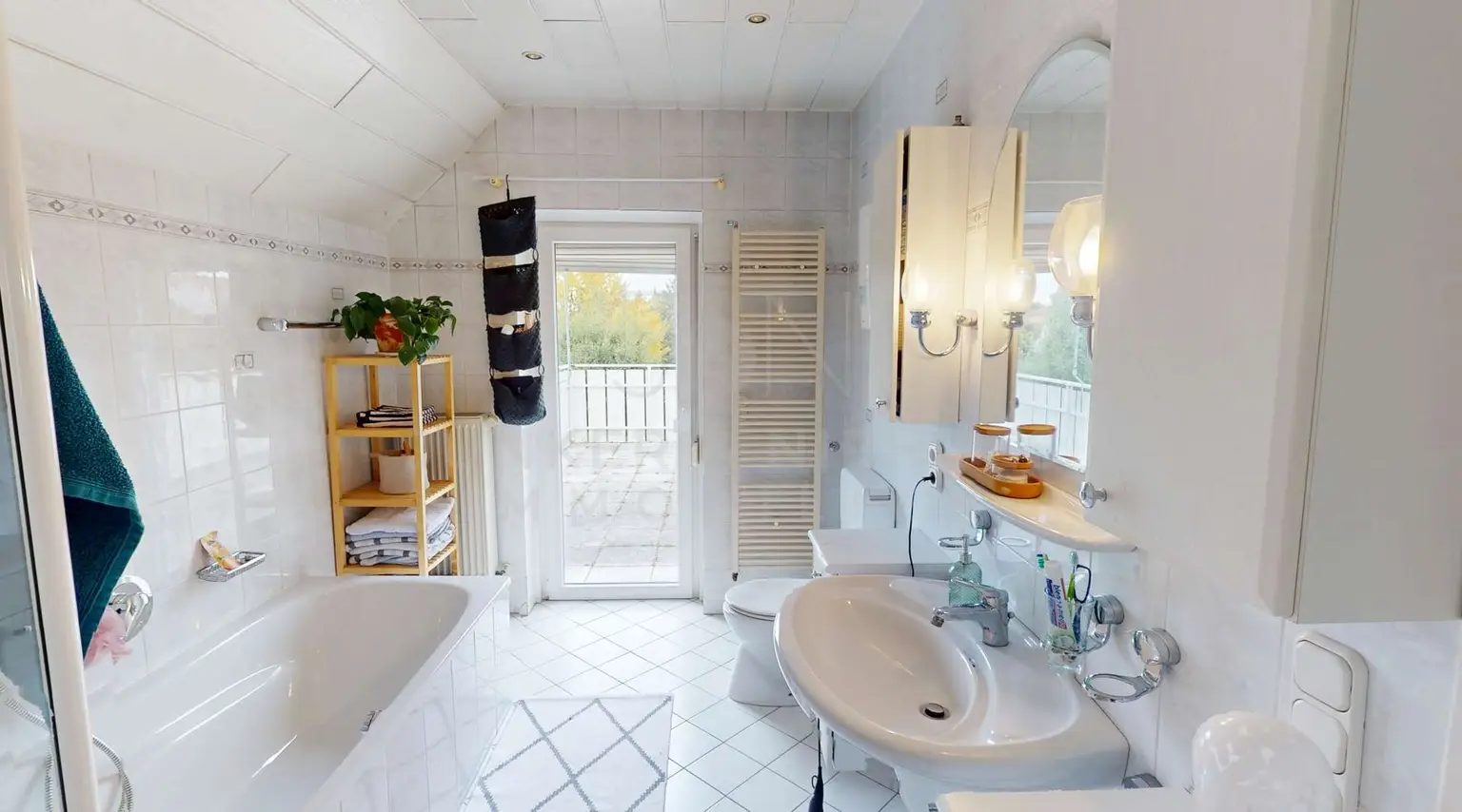 Badezimmer mit Wanne und Dusche OG