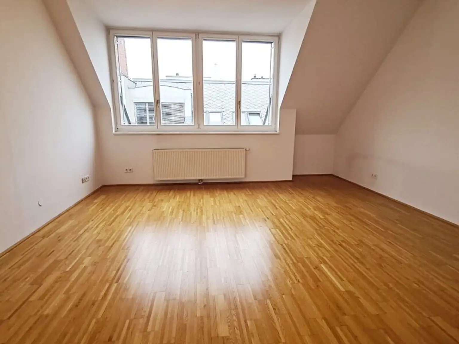 TERRASSENHIT, U1-NÄHE, 84 m2 Dachgeschoß mit 30 m2 Terrasse, 2 Zimmer, Wohnküche, 2 Bäder, Parketten, Viktorgasse