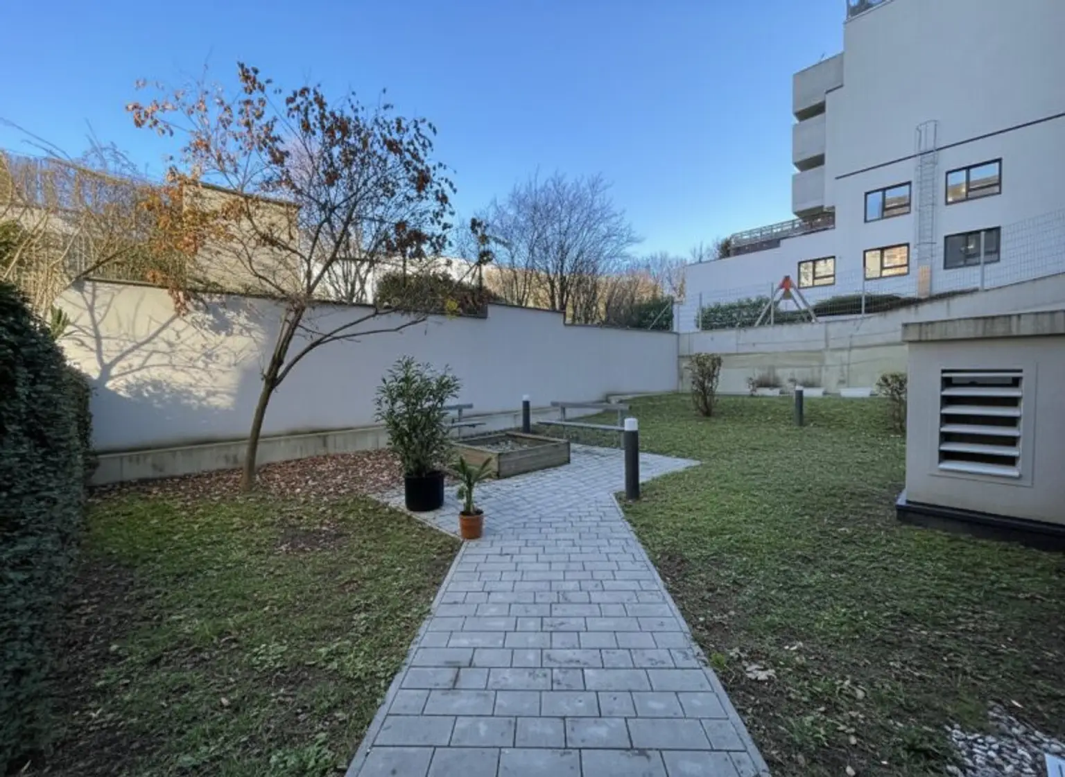 U3 Kendlerstraße: helle ruhige klimatisierte 2-Zimmer-Dachgeschosswohnung mit Loggia/Balkon