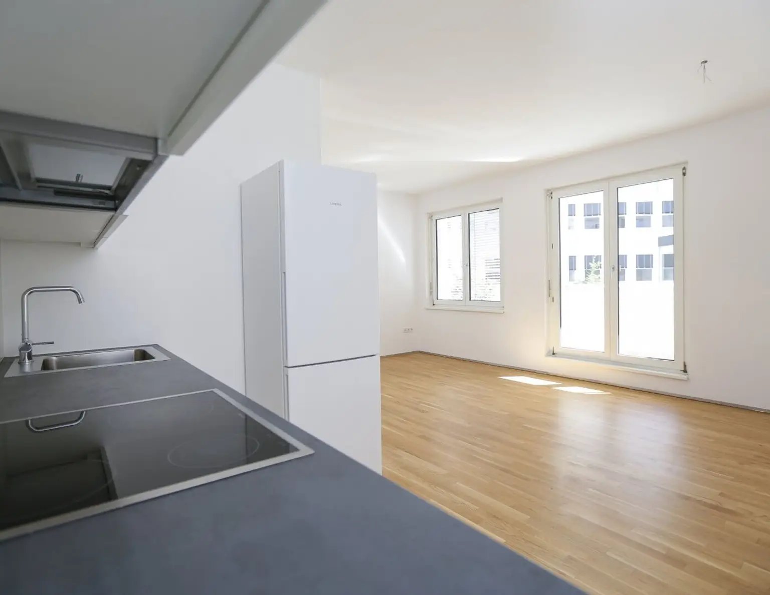 Wunderschön: 2 Zimmer, Terrasse, Paketanlage und Service-App