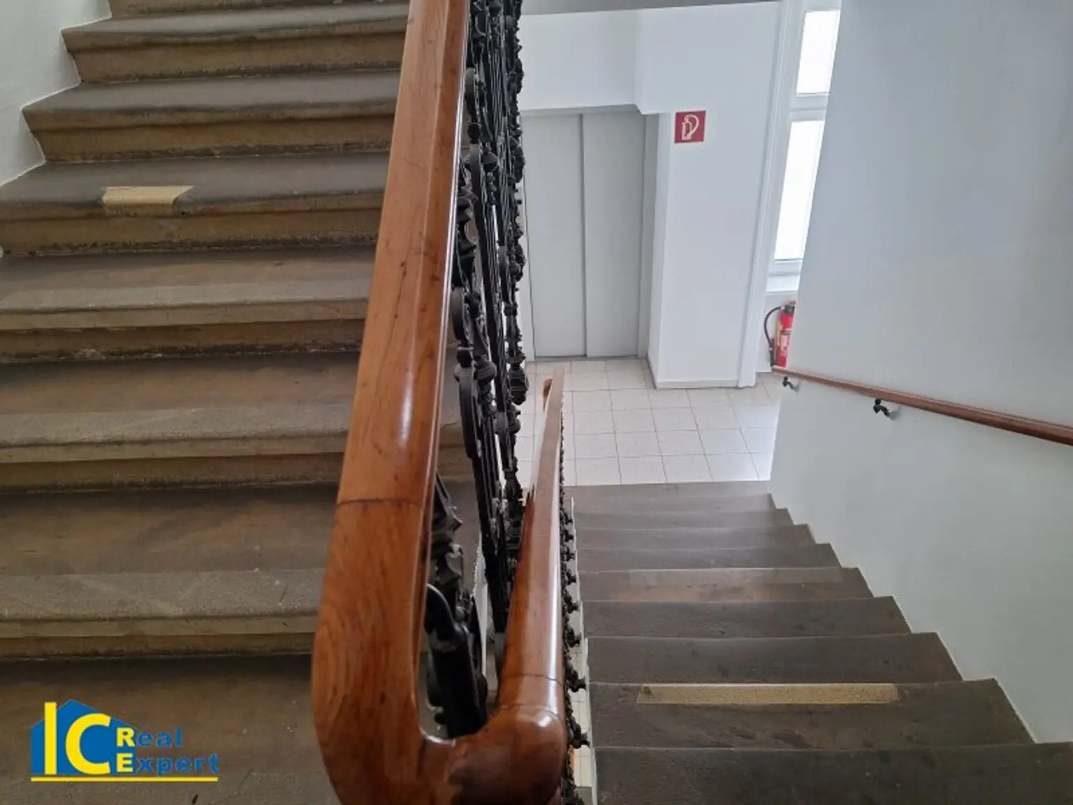 Gepflegtes Stiegenhaus mit Aufzug