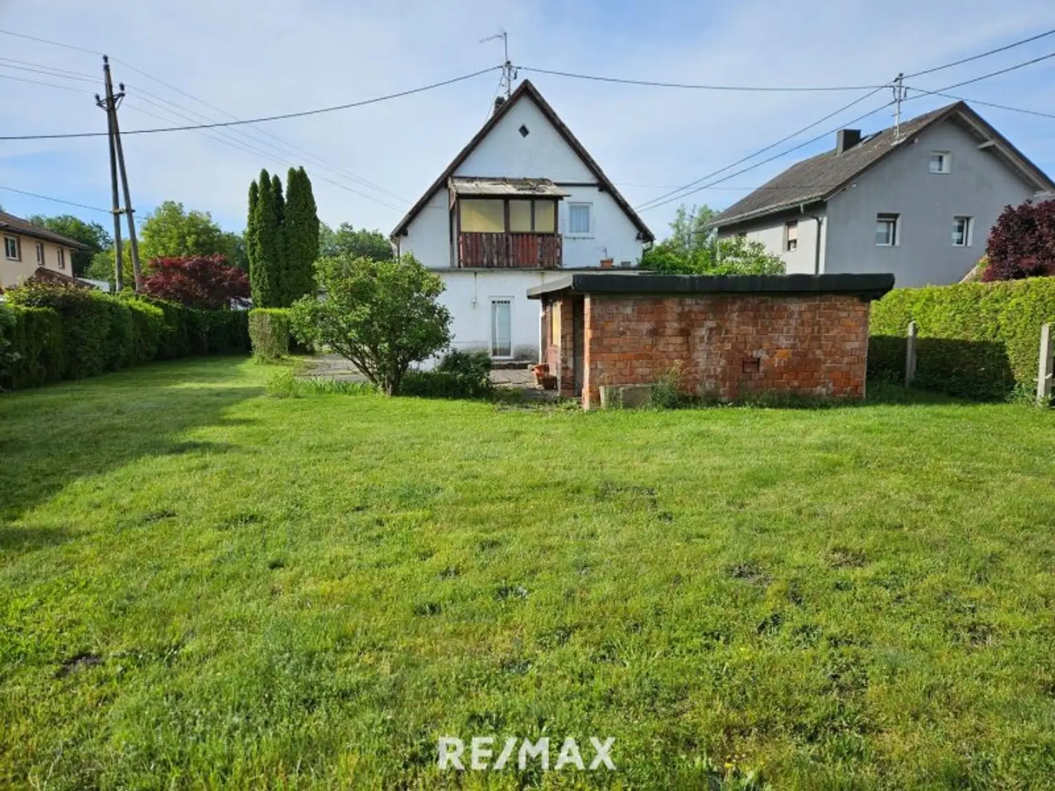 Altes Haus mit schönem Grund