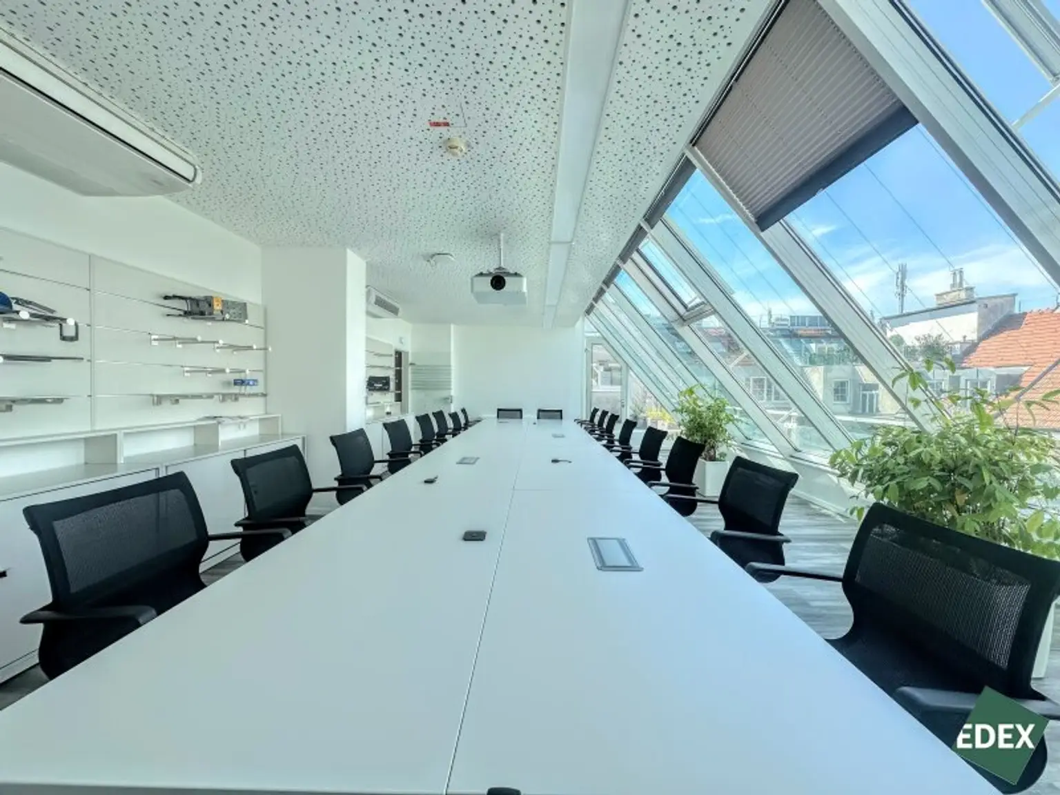 Attraktives Dachgeschoßbüro mit Terrassen im exklusiven Botschaftsviertel nahe Karlsplatz