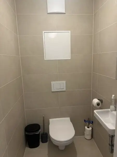 WC mit Handwaschbecken