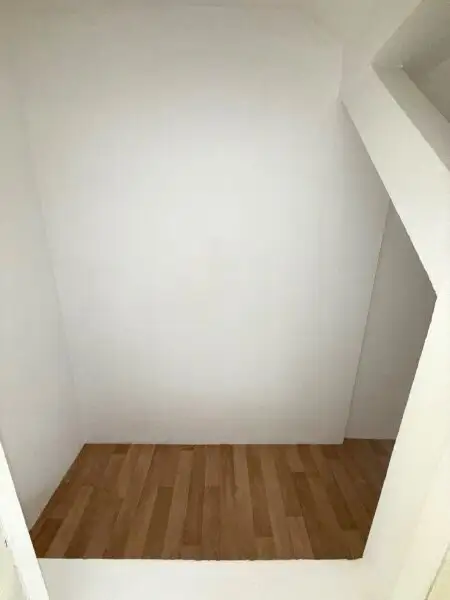 Nur ca. € 4.000 pro m² - 3 Zimmer DG-Wohnung  -  2 Gehminuten zur U3 Station Johnstraße