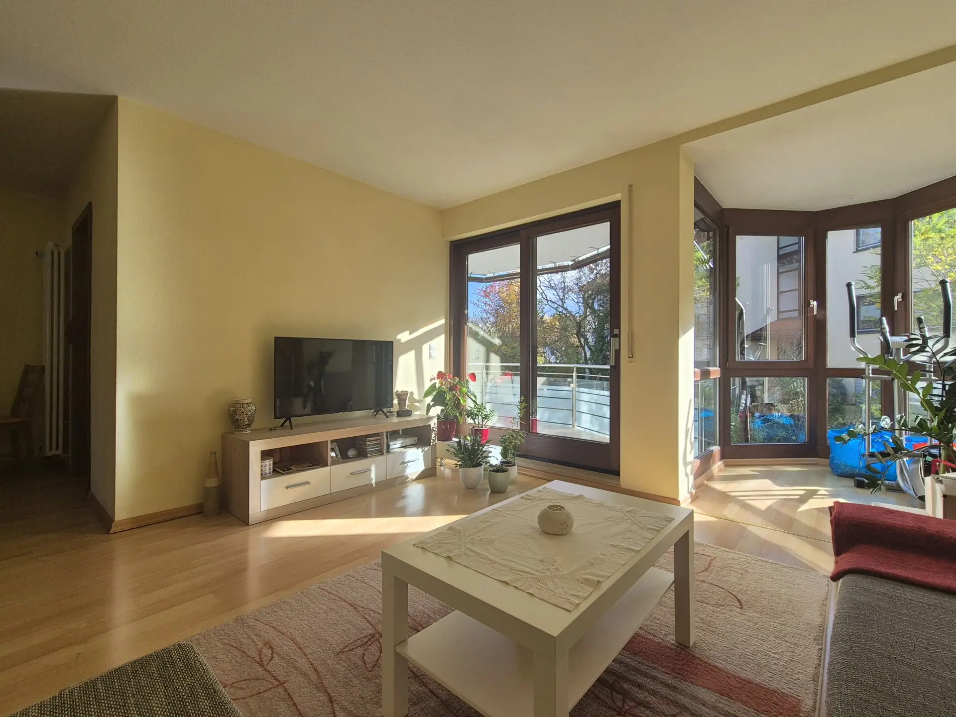 Wohnzimmer Ansicht 3 Richtung Wintergarten und Balkon