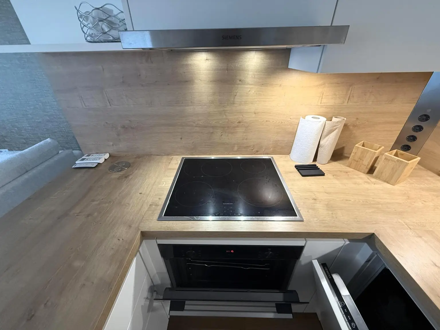 Exklusiv und komplett möblierte 3-Zimmer-Terrassenwohnung für gehob. Ansprüche // Excl. and fully furnished 3-room terr. apt for discerning tastes //