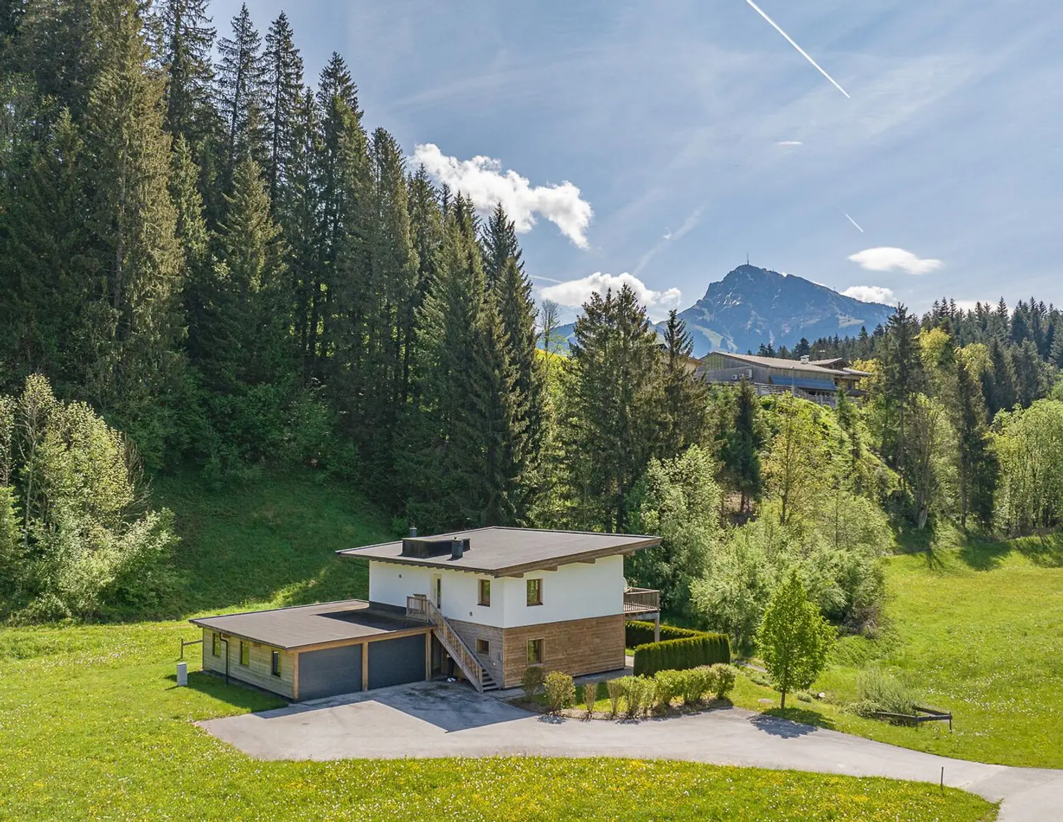 Modernes Mehrfamilienhaus in Alleinlage