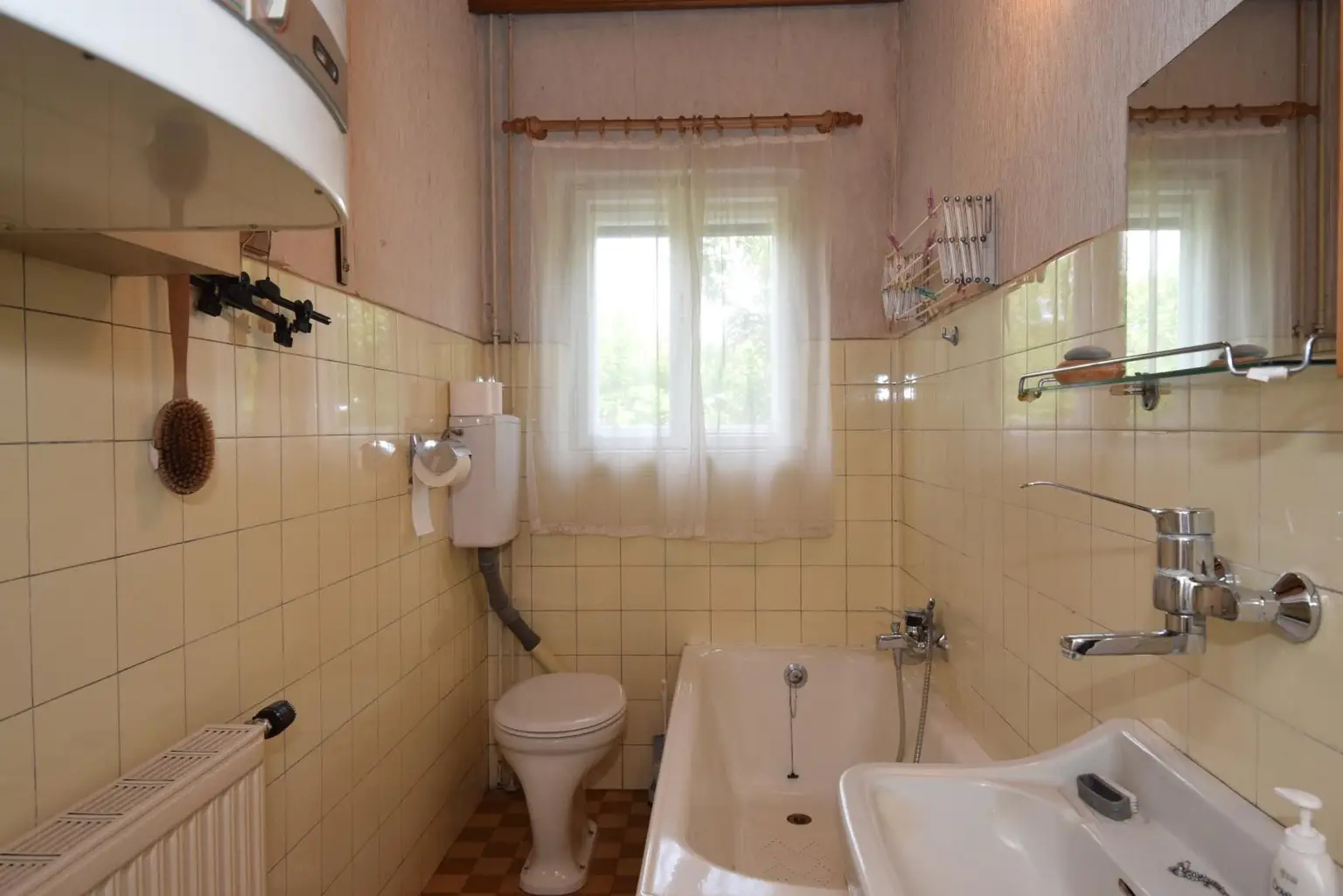 Bad mit Wanne und WC