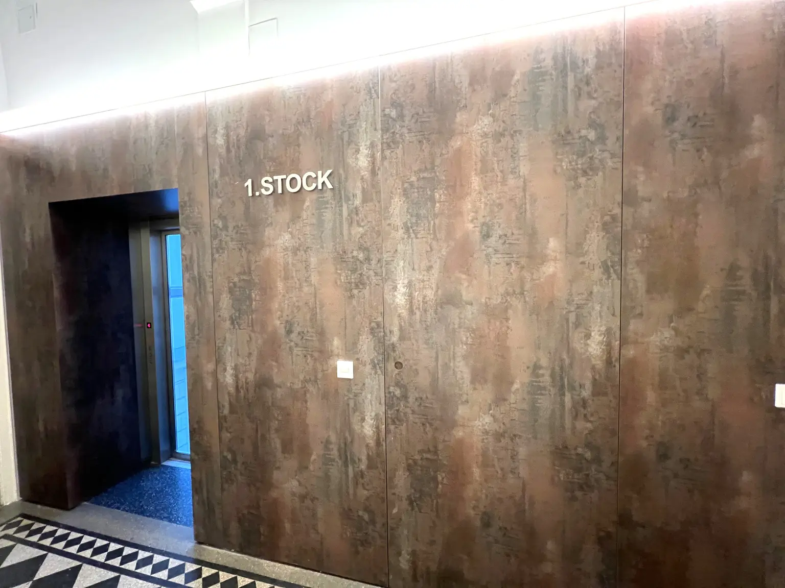 UNBEFRISTET: Generalsanierte 5-Zimmer-Altbauwohnung mit kleinem Balkon in der Innenstadt