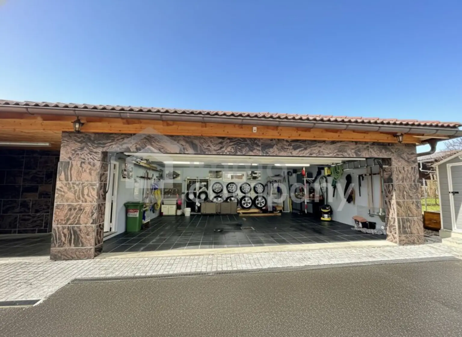 Unschlagbares Top-Angebot ! Luxuriöser Bungalow mit hochwertiger Ausstattung, in zentrumsnaher, sonniger Ruhelage in Hohenems, sehr geräumige Dreier-Garage mit Fernbedienung, großzügige Grundstücksfläche, ausgezeichnete…