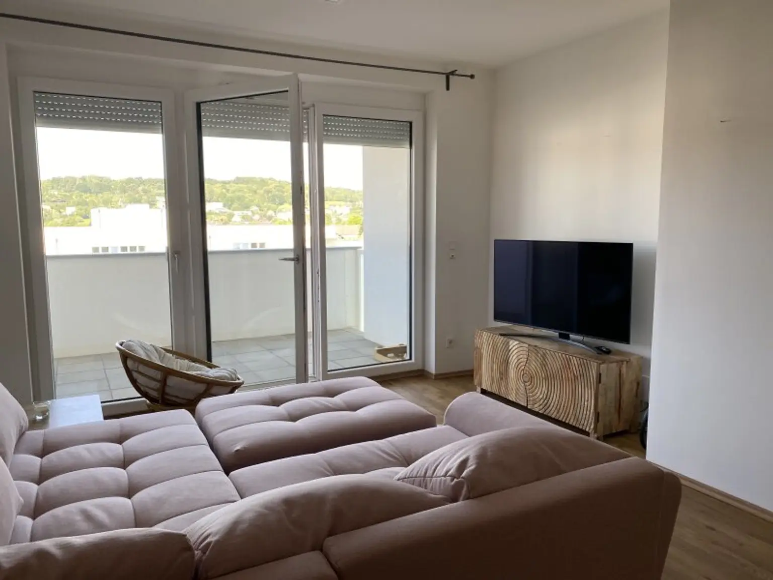 Sehr schöne , neue Mietwohnung, teilmöbliert