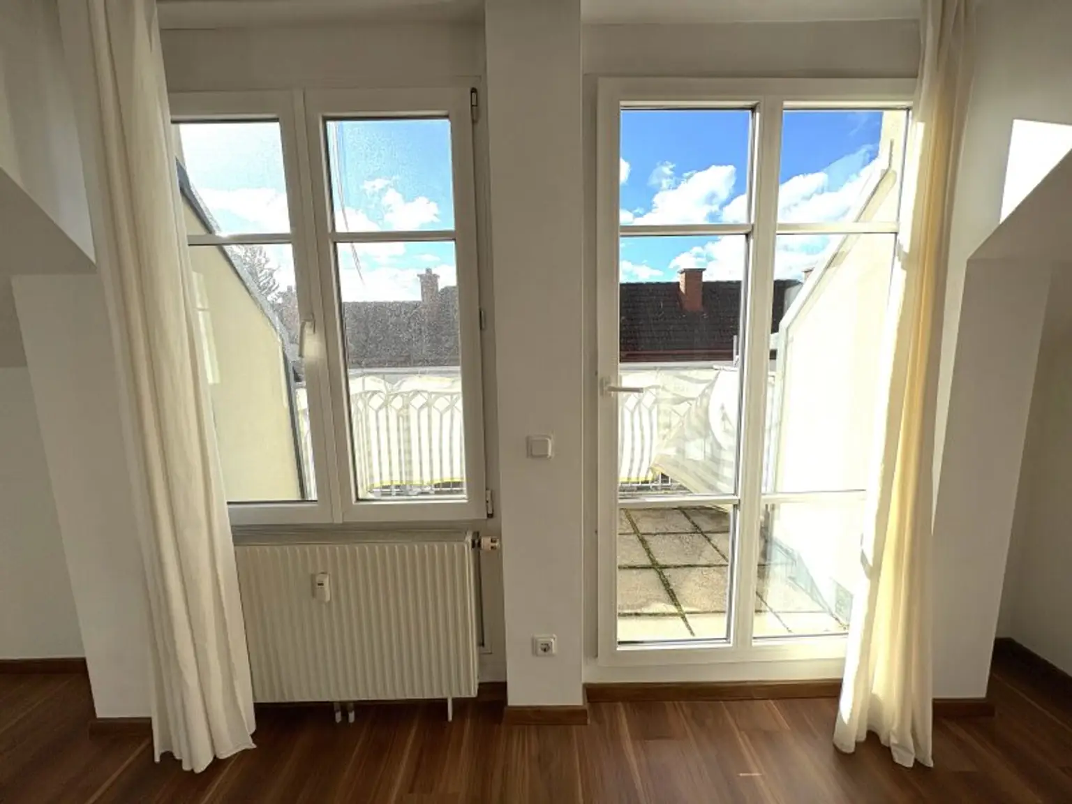 Ruhige 2-Zimmer Wohnung mit Grünblick, Terrasse + 2 Garagenplätzen