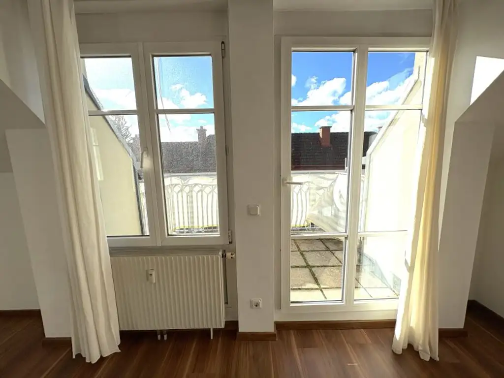 Ruhige 2-Zimmer Wohnung mit Grünblick, Terrasse + 2 Garagenplätzen