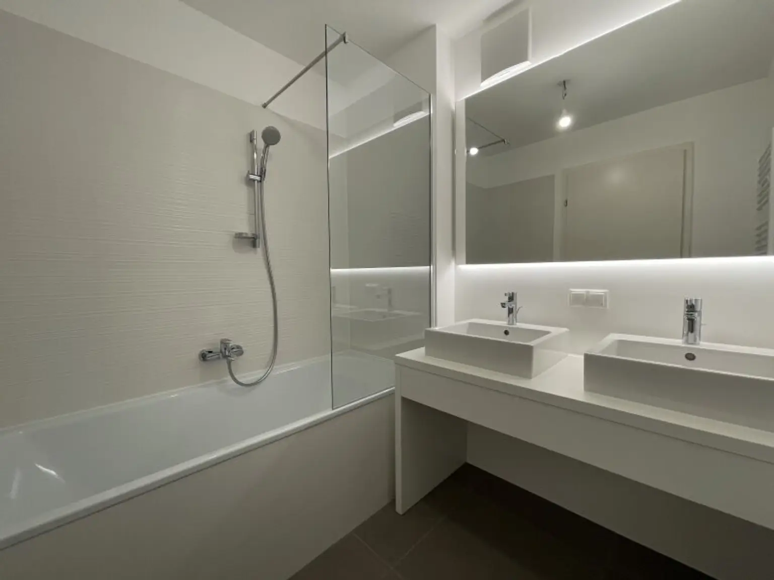Exklusive 2-Zimmer Wohnung mit lichtdurchflutetem Wohnzimmer in absoluter Ruhelage - jetzt Anfragen!