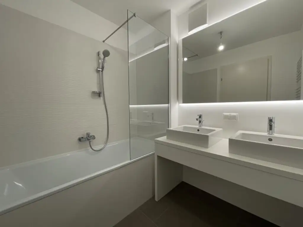 Exklusive 2-Zimmer Wohnung mit lichtdurchflutetem Wohnzimmer in absoluter Ruhelage - jetzt Anfragen!
