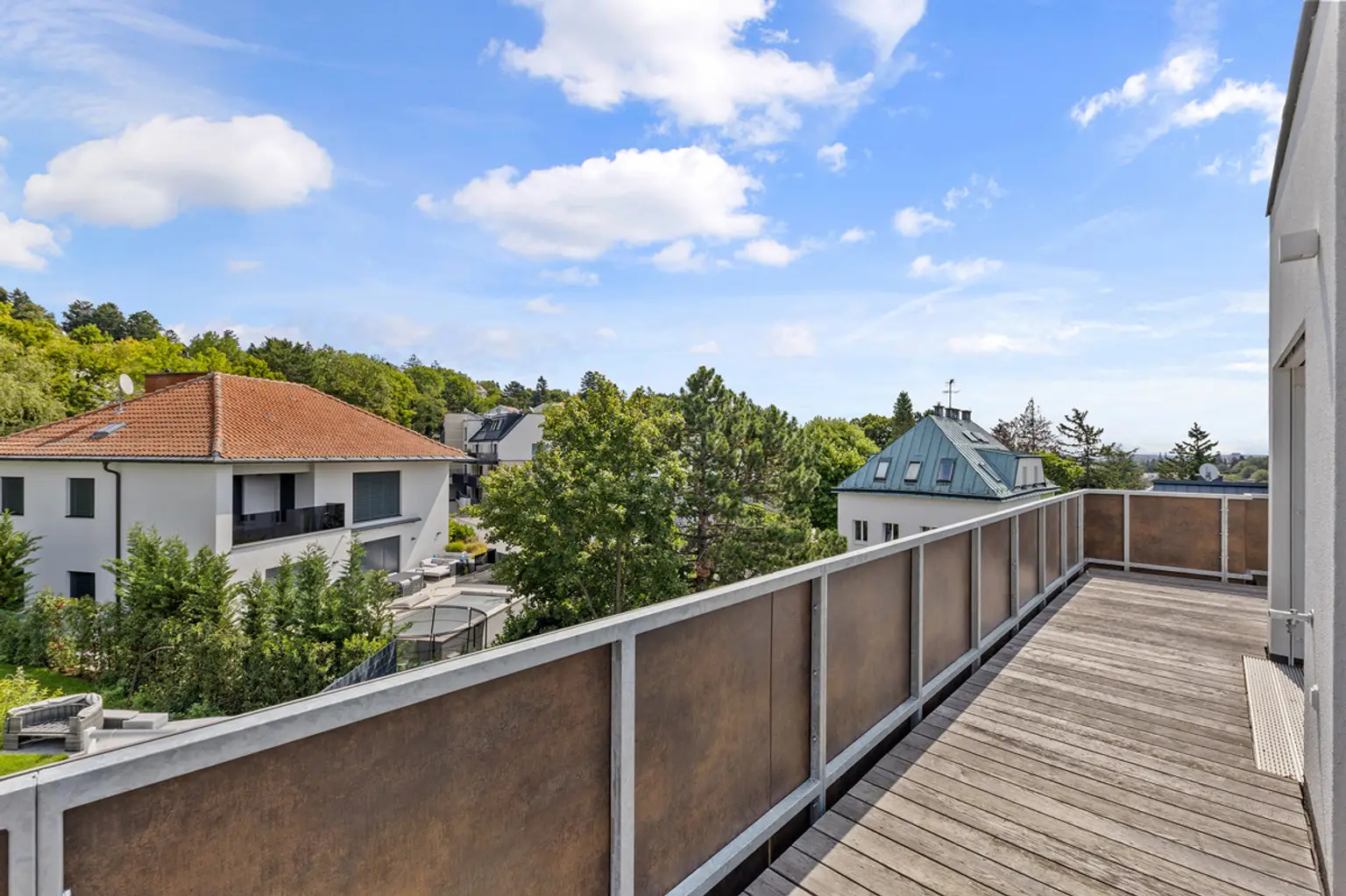 DG-Wohnung mit atemberaubender Dachterrasse in absoluter Grünruhelage