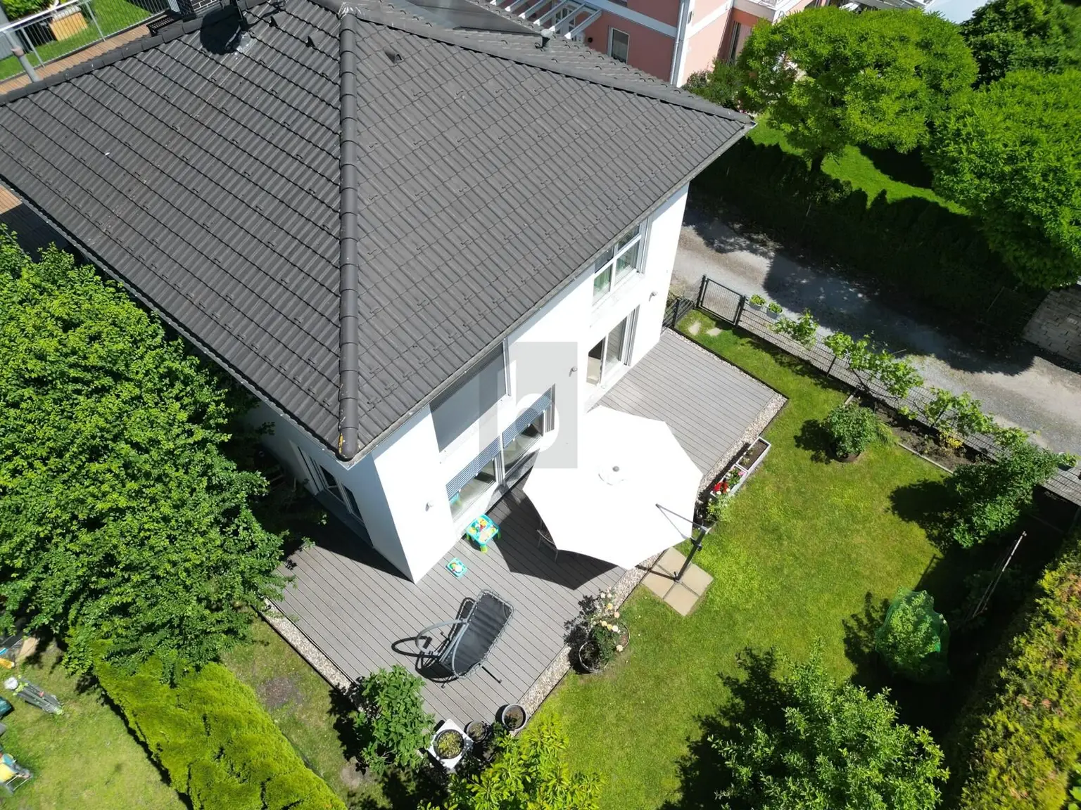 RUHIG GELEGENER FAMILIEN-TRAUM MIT GROßER TERRASSE