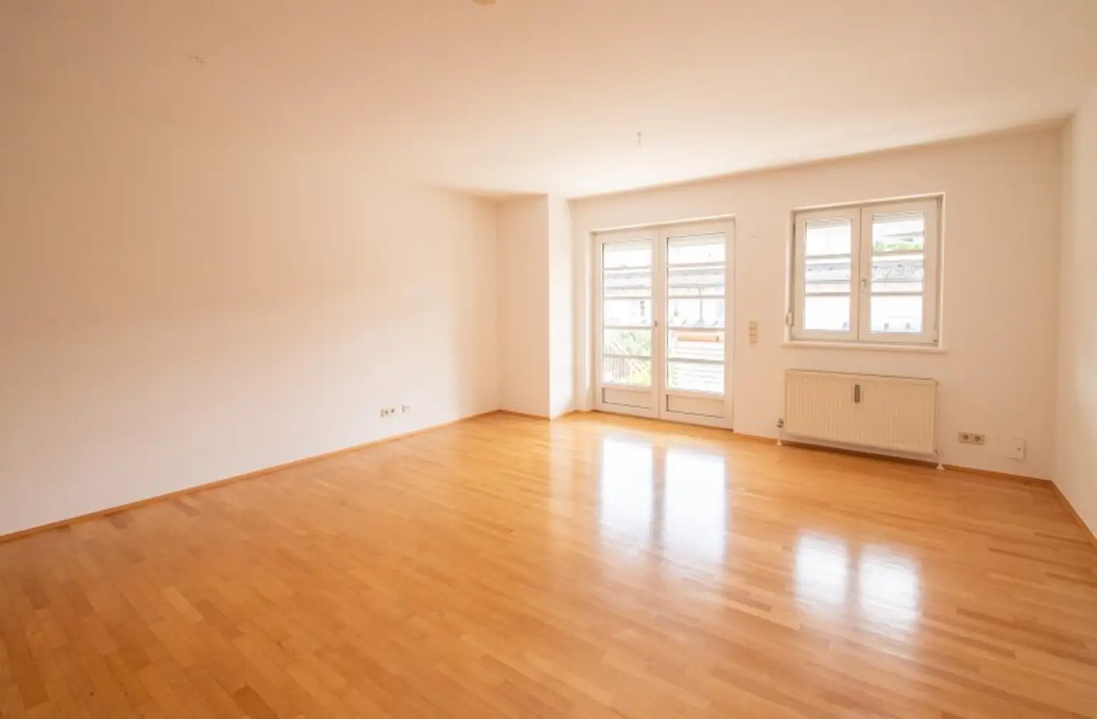 *** Wohnen in Waidmannsdorf *** Großzügige Vierzimmermaisonettewohnung mit Vorgarten & 3 Terrassen