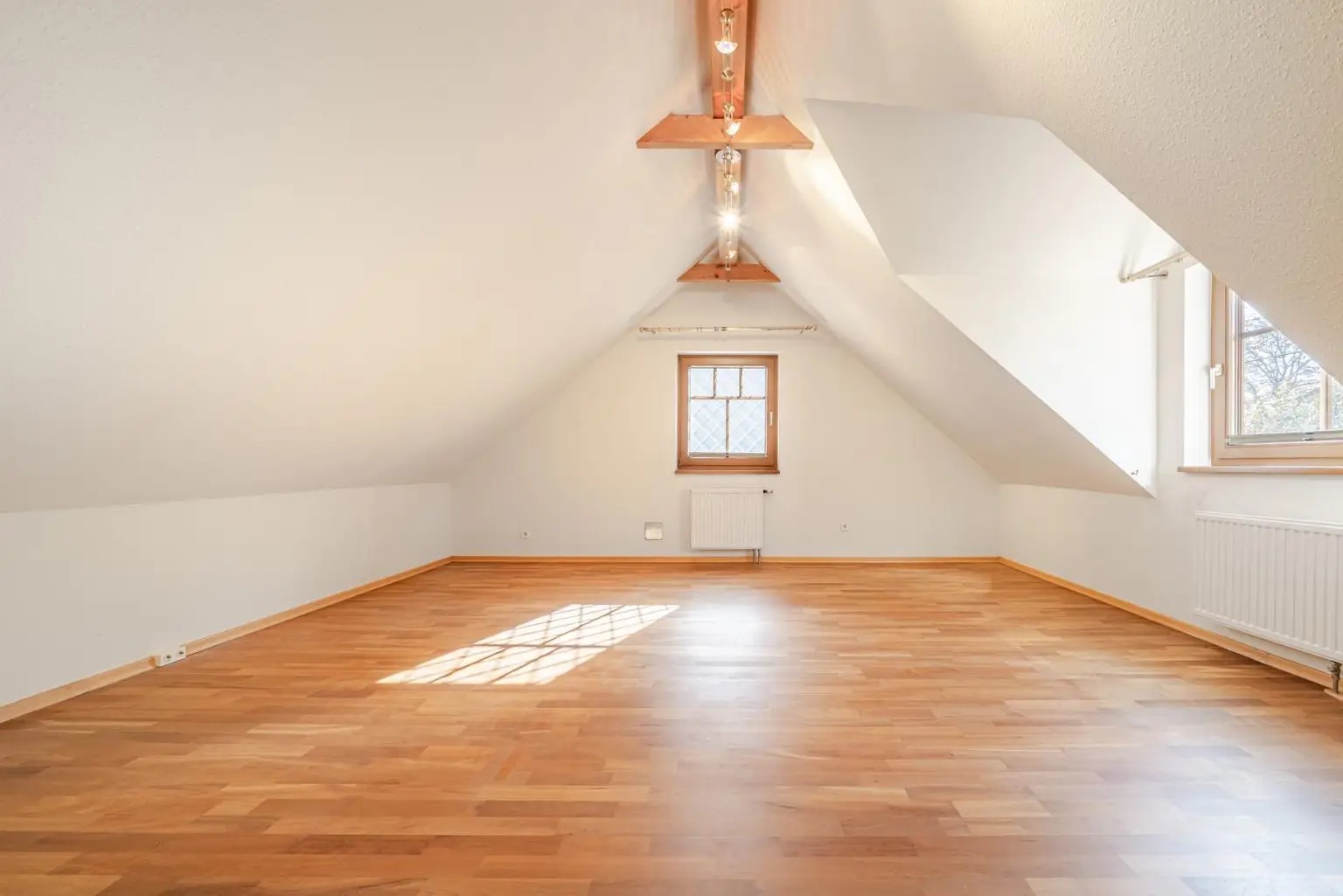 EIN HAUS MIT CHARAKTER! Einzigartiges Einfamilienhaus mit traumhaftem Garten, Garage und mehr!