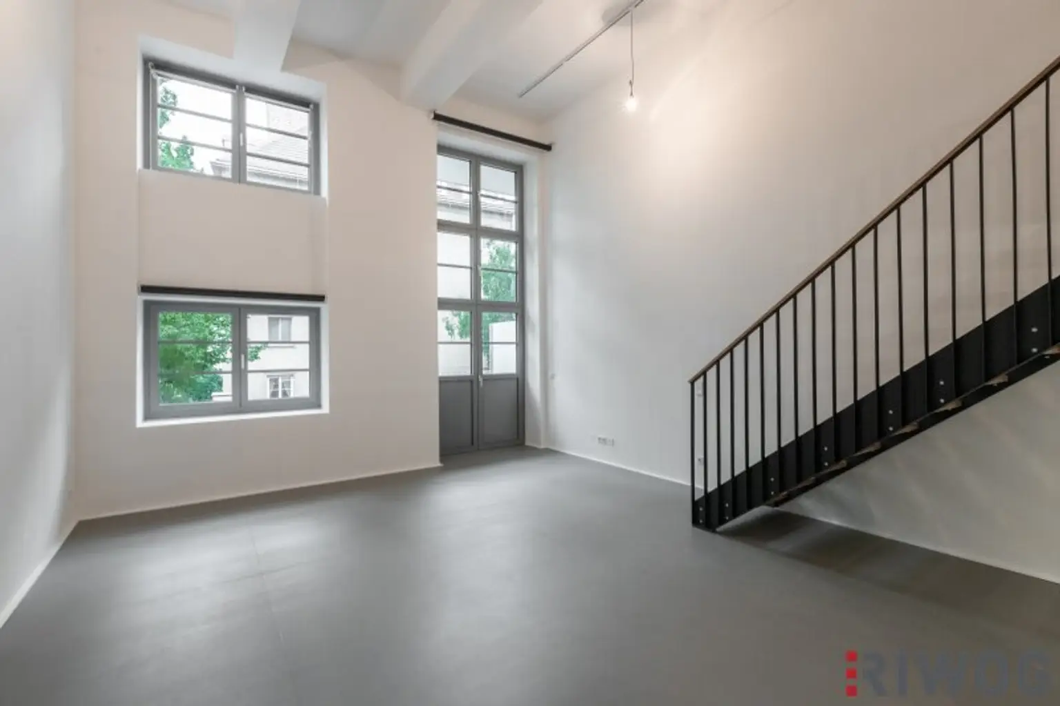 ERSTBEZUG nach Sanierung | Komplett hofseitiges Loft mit Balkon | Raumhöhe bis zu ca. 4,95 m | Büro/Praxis Nutzung und Kurzzeitvermietung möglich