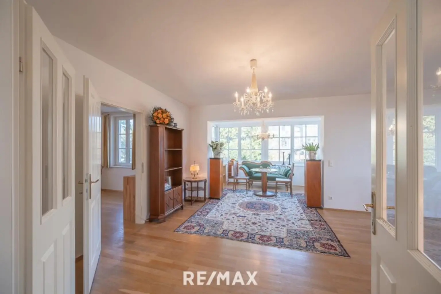 Elegante Villa im Landhausstil mit Riesengarage