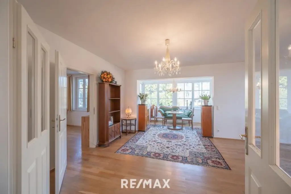 Elegante Villa im Landhausstil mit Riesengarage