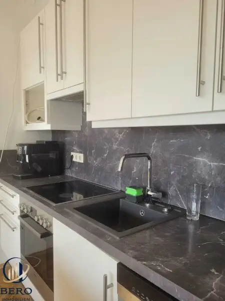 "Diese 5 Zimmer-Altbauwohnung mit sonniger Terrasse wartet genau auf SIE"