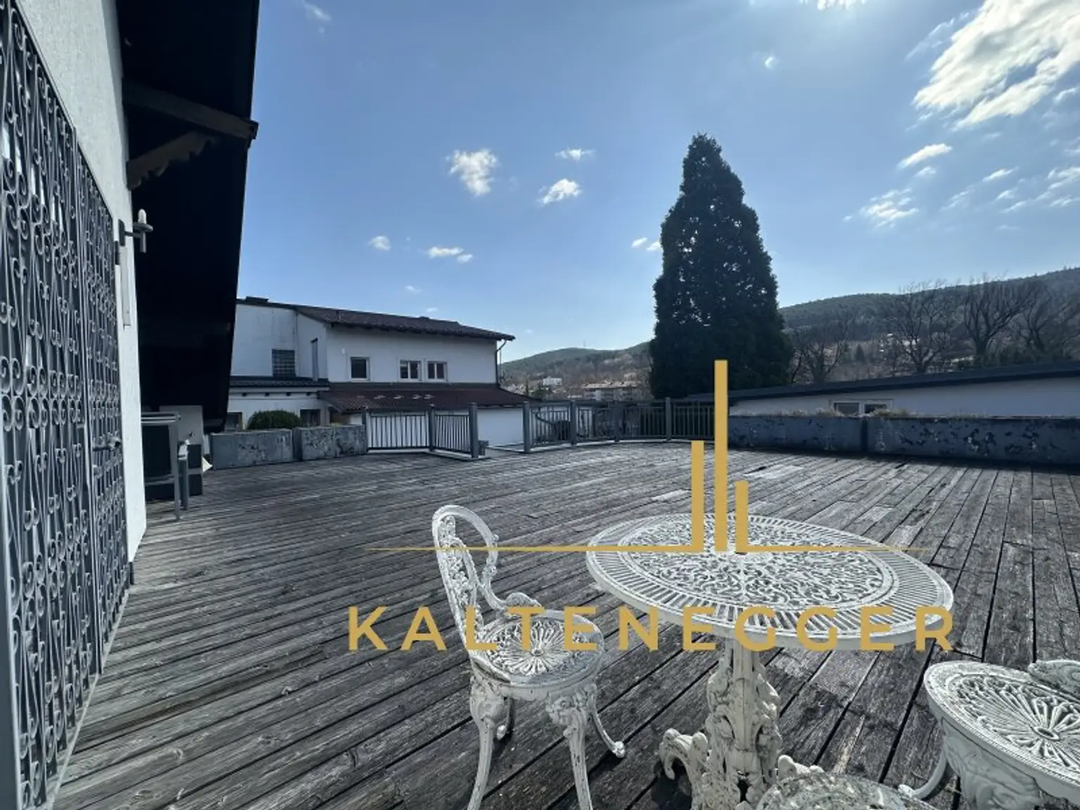 Sonnenbeschienenes Grundstück mit Blick auf die Hohe Wand - ein ländliches Mehrfamilienhaus und ein Einfamilienhaus