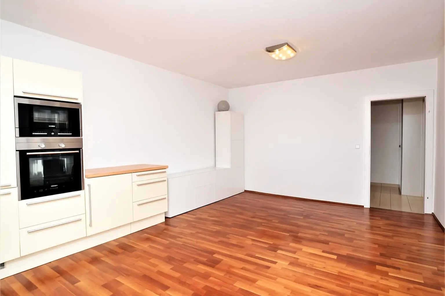 Moderner Wohntraum mit Loggia und Balkon