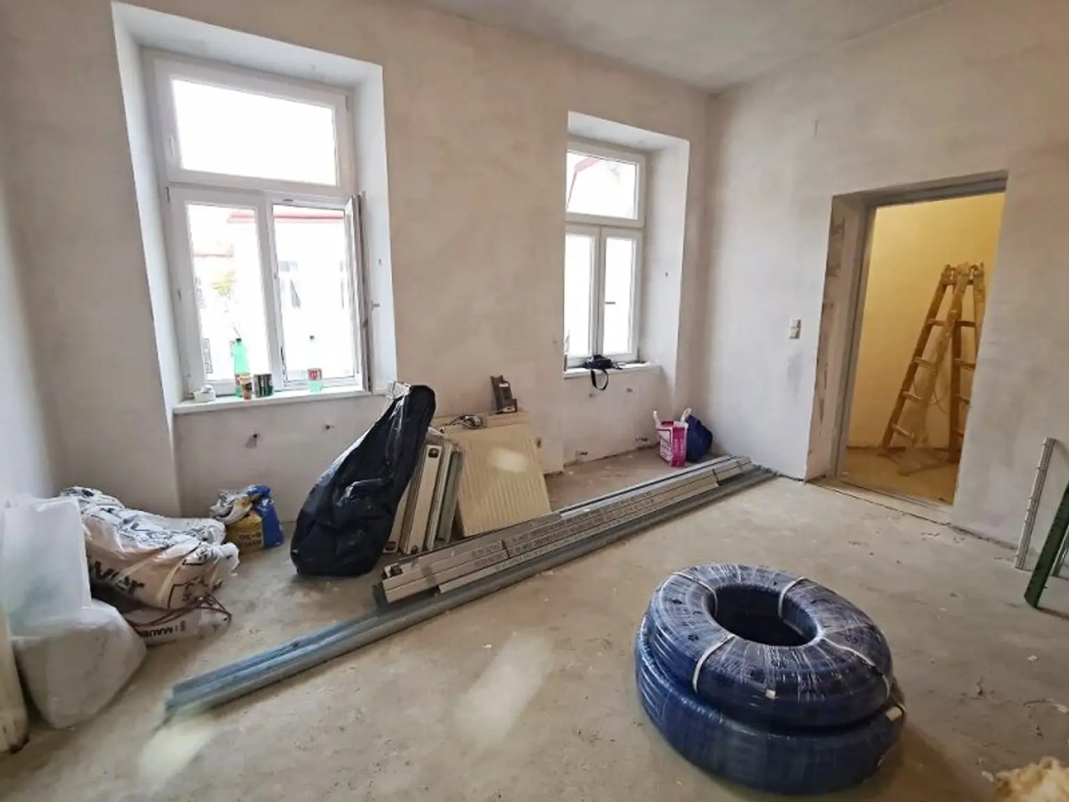 SEEGASSE, ERSTBEZUG, unbefristete 73 m2 Altbau, Wohnküche, 2 Zimmer, Duschbad, Parketten, Hofruhelage, U4-Nähe