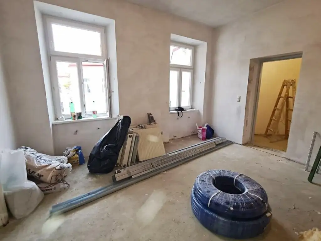 SEEGASSE, ERSTBEZUG, unbefristete 73 m2 Altbau, Wohnküche, 2 Zimmer, Duschbad, Parketten, Hofruhelage, U4-Nähe