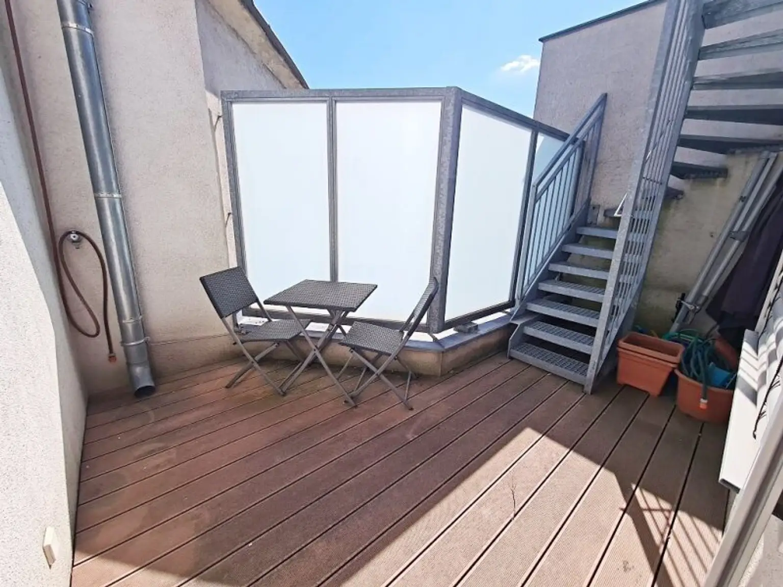 TERRASSENHIT, U1-NÄHE, 84 m2 Dachgeschoß mit 30 m2 Terrasse, 2 Zimmer, Wohnküche, 2 Bäder, Parketten, Viktorgasse