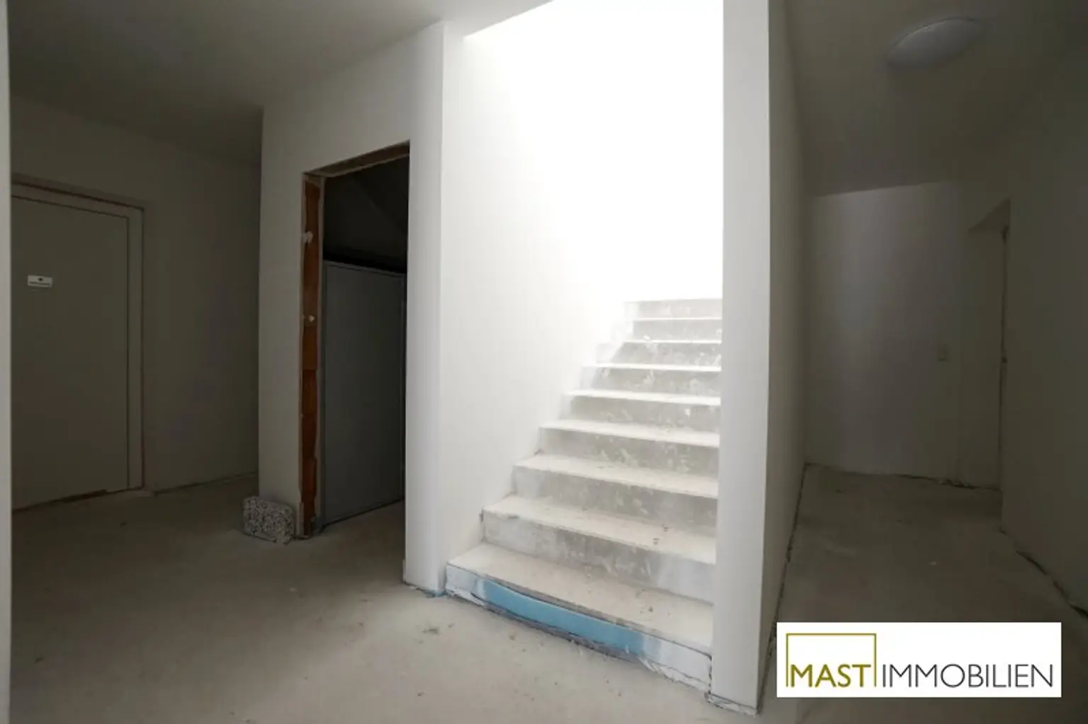 2 Zimmer Garten Wohnung inkl. EWE Einbauküche in optimaler Lage - inkl. PKW Abstellplatz