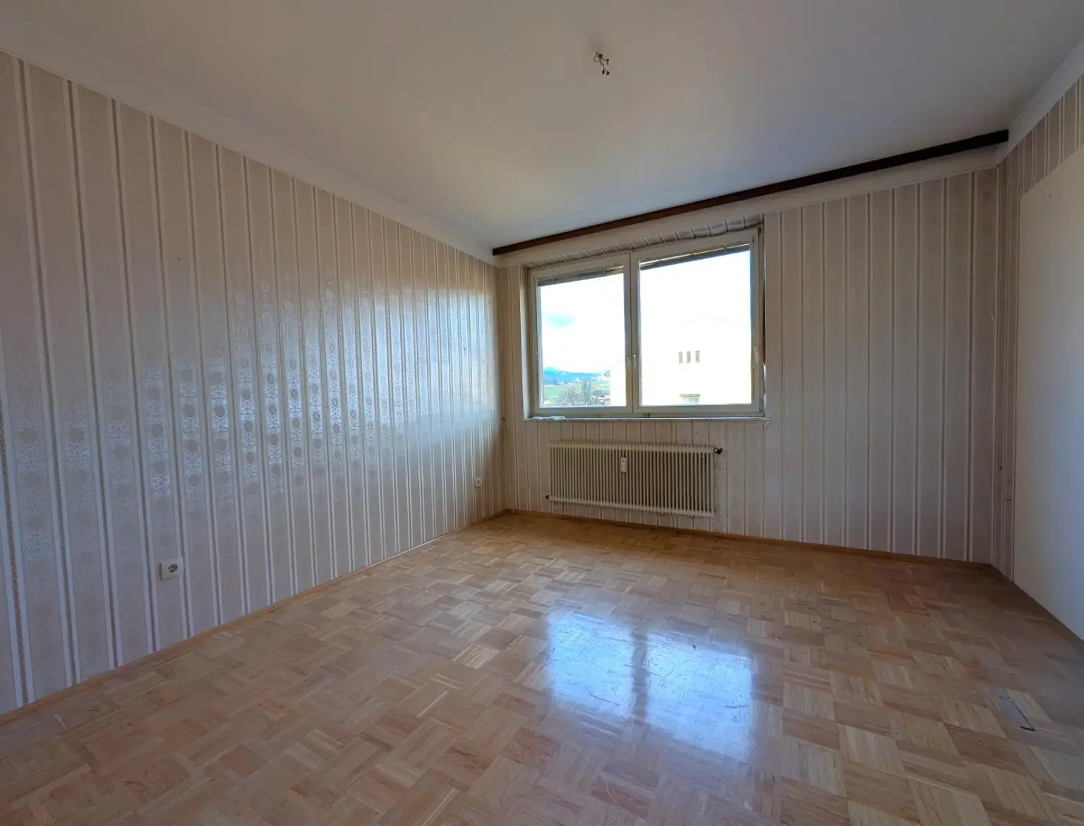 Sanierungsbedürftige 3-Zimmer-Eigentumswohnung mit Balkon, Loggia und Garage