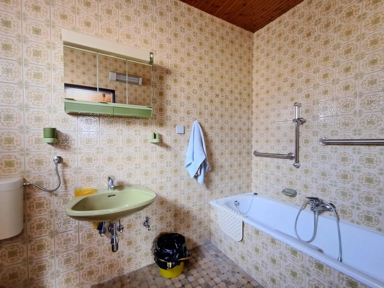 6 Zimmer ein großzügiges Grundstück und viel Platz warten auf eine nette Familie
