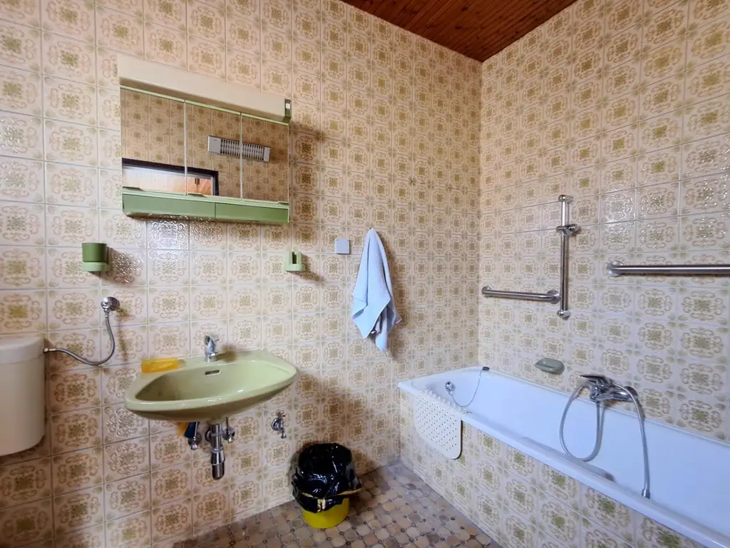 6 Zimmer ein großzügiges Grundstück und viel Platz warten auf eine nette Familie